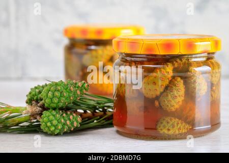 Les jeunes cônes de pin de la confiture. Utile et savoureux dessert Banque D'Images