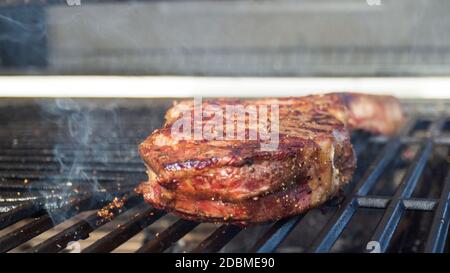 Barbecue Tomahawk Steak sur le grill Banque D'Images