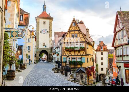 12 akt 2020: Rothenburg ob der Tauber en automne. Bavière, Bayern, Allemagne. Porte de la ville, Plohlein., maisons à colombages Banque D'Images