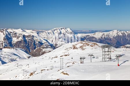 Pistes de la station de ski dans les Alpes françaises Banque D'Images