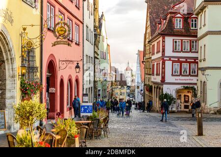 12 akt 2020: Rothenburg ob der Tauber en automne. Bavière, Bayern, Allemagne, maisons à colombages Banque D'Images