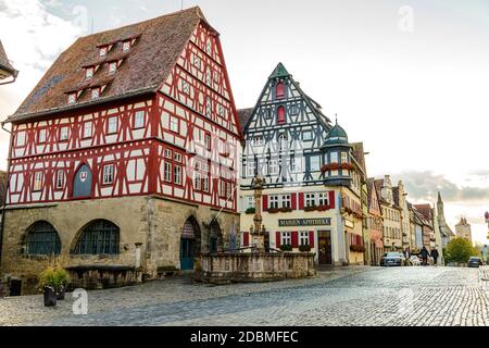 12 akt 2020: Rothenburg ob der Tauber en automne. Bavière, Bayern, Allemagne. Maisons à colombages sur le marché, maisons à colombages Banque D'Images