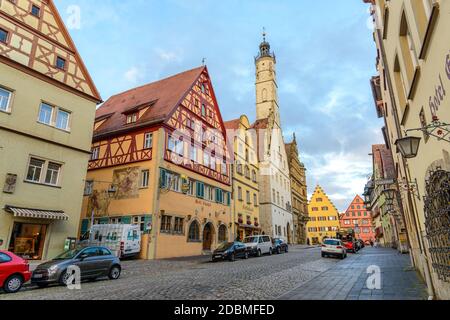 12 akt 2020: Rothenburg ob der Tauber en automne. Bavière, Bayern, Allemagne. Maisons à colombages sur le marché, maisons à colombages Banque D'Images