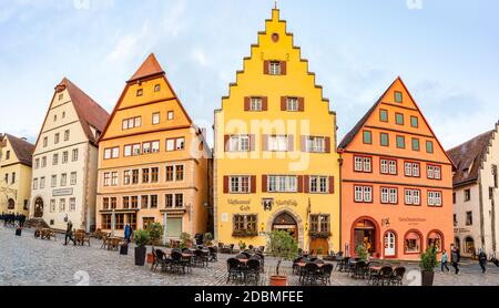 12 akt 2020: Rothenburg ob der Tauber en automne. Bavière, Bayern, Allemagne. Maisons sur la place du marché, maisons à colombages Banque D'Images