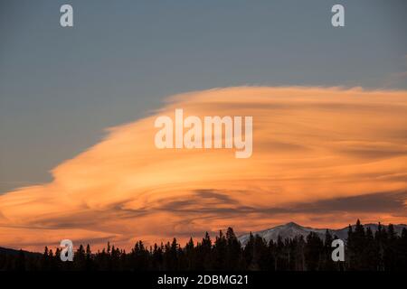 Un ciel spectaculaire au-dessus des montagnes Rocheuses dans le Colorado. Banque D'Images