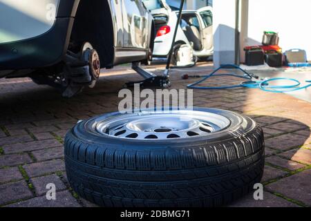 Changer de pneu de voiture chez soi. Banque D'Images