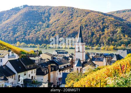 Église, maisons et vignobles d'Assmanshausen en automne jaune coloré. Vallée du Rhin moyen supérieur (Mittelrhein), à proximité de Rudesheim am Rhein, Lor Banque D'Images