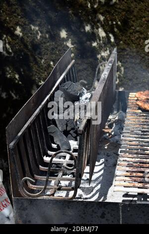 Cuisson du charbon sur le gril Banque D'Images