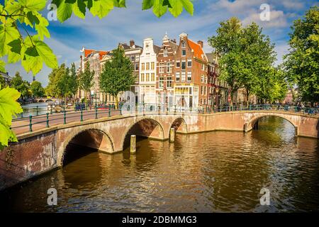 Ponts sur les canaux à Amsterdam Banque D'Images