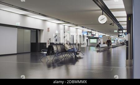 Vienne, Vienne/Autriche - 2 novembre 2020 : passagers en attente à l'aéroport de Vienne. Seulement quelques personnes voyageant et beaucoup de portes fermées. Banque D'Images