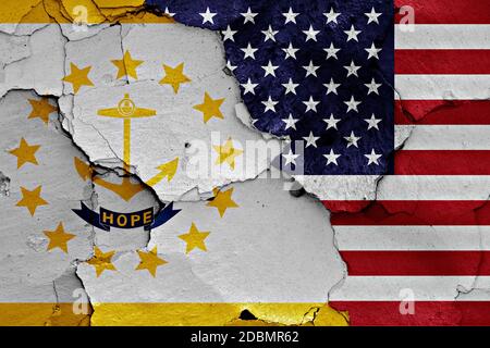 Drapeaux de Rhode Island et USA peint sur mur fissuré Banque D'Images