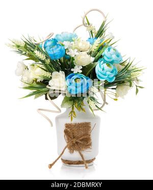 Élégante composition florale pastel. Belles fleurs, verts et brindilles en bois naturel dans un vase blanc avec des sacerbes sur fond blanc. Accueil Inte Banque D'Images