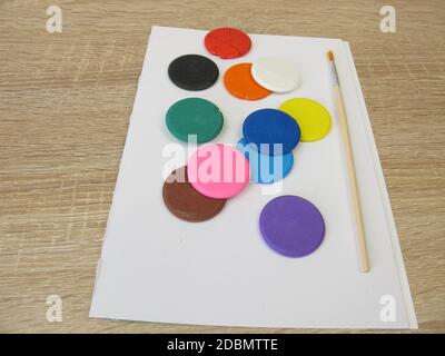Tablettes aquarelles hydrosolubles - aquarelle colorée, un bloc à dessin et un pinceau Banque D'Images