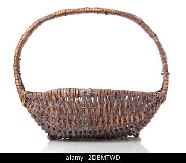 Panier en osier avec grande poignée de vigne naturelle pour la récolte. Isolé sur blanc. Banque D'Images