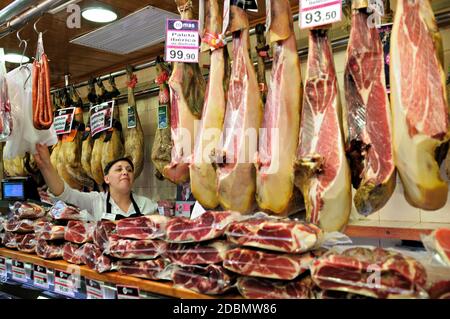 Jambons ibériques au marché de la Boqueria à Barcelone, Catalogne, Espagne Banque D'Images