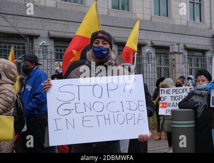 Ottawa, Canada. 17 novembre 2020. Plus de 300 personnes sont descendues dans les rues d'Ottawa pour protester contre la guerre dans la région du Tigray en Éthiopie et contre l'offensive menée par le premier ministre Abiy Ahmed. Ils se sont arrêtés devant l'ambassade des États-Unis d'Amérique pour exiger une intervention dans le conflit. Abiy, prix Nobel de la paix de l'année dernière, continue de rejeter les appels internationaux au dialogue et à la désescalade dans le conflit de deux semaines. Credit: Meanderingemu/Alamy Live News Banque D'Images