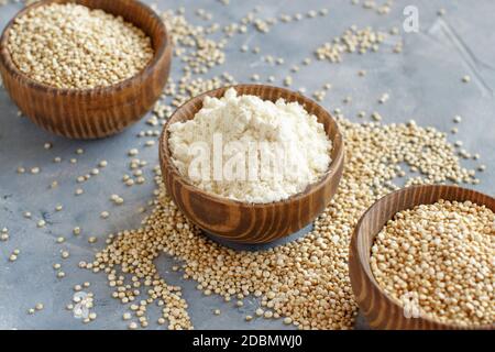 Gros plan sur le quinoa blanc cru et les graines dans des bols Banque D'Images