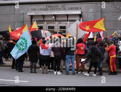 Ottawa, Canada. 17 novembre 2020. Plus de 300 personnes sont descendues dans les rues d'Ottawa pour protester contre la guerre dans la région du Tigray en Éthiopie et contre l'offensive menée par le premier ministre Abiy Ahmed. Ils se sont arrêtés devant l'ambassade des États-Unis d'Amérique pour exiger une intervention dans le conflit. Abiy, prix Nobel de la paix de l'année dernière, continue de rejeter les appels internationaux au dialogue et à la désescalade dans le conflit de deux semaines. Credit: Meanderingemu/Alamy Live News Banque D'Images