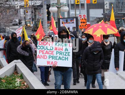 Ottawa, Canada. 17 novembre 2020. Plus de 300 personnes sont descendues dans les rues d'Ottawa pour protester contre la guerre dans la région du Tigray en Éthiopie et contre l'offensive menée par le premier ministre Abiy Ahmed. Ils ont fini devant le Parlement pour exiger que le Canada prenne des mesures dans le conflit. Abiy, prix Nobel de la paix de l'année dernière, continue de rejeter les appels internationaux au dialogue et à la désescalade dans le conflit de deux semaines. Credit: Meanderingemu/Alamy Live News Banque D'Images