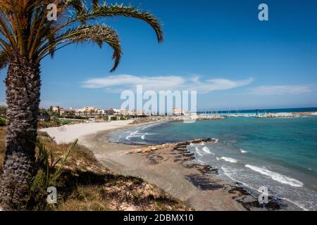 Vue sur Torre ou Tour en Espagne avec baie, crique et marina sur la Costa Blanca. Banque D'Images