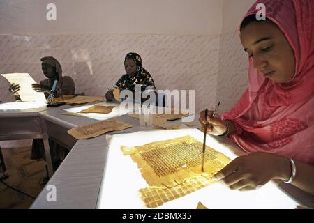 La restauration de manuscrits dans la bibliothèque privée Mamma Haidara à Tombouctou. À Tombouctou, Mali, Afrique de l'Ouest. Banque D'Images
