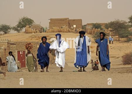 Tuareg traditionnel homme marchant à Tombouctou, Mali , Afrique de l'Ouest Banque D'Images