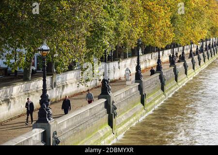 Personnes marchant sur le chemin Albert Embankment, Londres Angleterre Royaume-Uni Banque D'Images