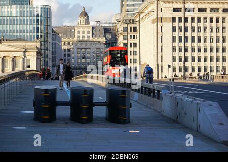 Les barrières anti-terroristes sur la chaussée sur le London Bridge, Londres, Angleterre Royaume-Uni Banque D'Images
