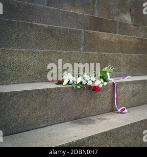 Fleurs commémorant la suppression du Printemps de Prague au monument de Saint Venceslas à Prague. Banque D'Images