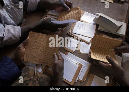 Ahmed-Baba-Institute les manuscrits qui sont vérifiés inTombouctou , Mali , Afrique . Banque D'Images