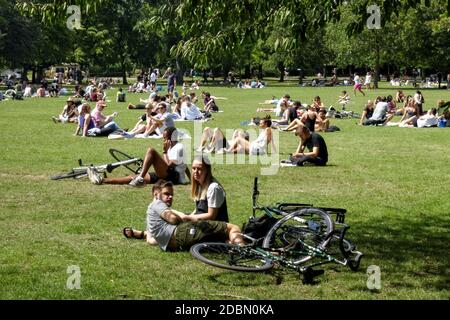 Les jeunes profitent d'une journée ensoleillée à Victoria Park, Londres Angleterre Royaume-Uni Banque D'Images