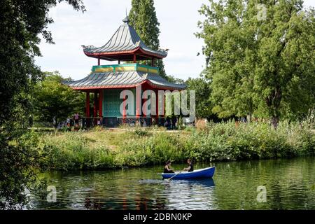 Personnes profitant de la journée ensoleillée à Victoria Park, Londres Angleterre Royaume-Uni Banque D'Images