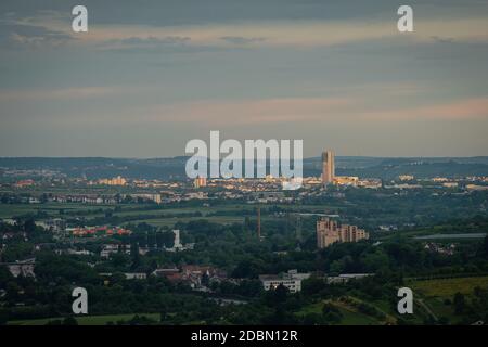 Paysage urbain allemand avec gratte-ciel et nuages sombres à l'aube Banque D'Images