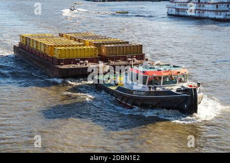 Barges remorquées par un bateau à remorqueurs sur la Tamise, Londres Angleterre Royaume-Uni Banque D'Images