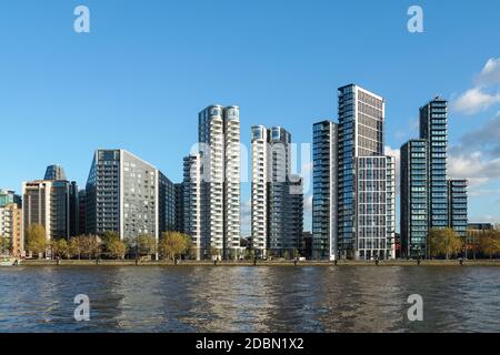 Nouveaux bâtiments résidentiels modernes avec appartements de luxe sur Albert Embankment à Vauxhall, Londres, Angleterre, Royaume-Uni, Royaume-Uni Banque D'Images