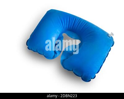 Coussin gonflable bleu à l'encolure conçu pour une position confortable de la tête lors d'un trajet. Isolé sur un fond blanc. Banque D'Images