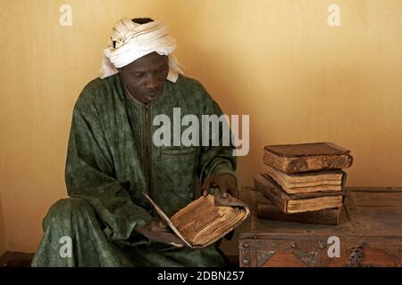 Homme avec manuscrits à la bibliothèque privée Al-Wangari, à Tombouctou , Mali , Afrique . Banque D'Images