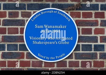 Plaque bleue de Sam Wanamaker sur le Théâtre du Globe de Shakespeare à Londres, Angleterre Royaume-Uni Banque D'Images