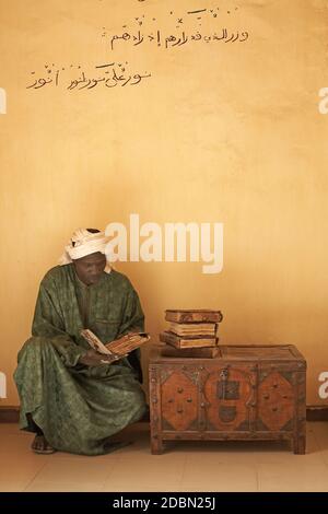 Homme avec manuscrits à la bibliothèque privée Al-Wangari, à Tombouctou , Mali , Afrique . Banque D'Images