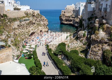 Polignano, Italie - le 17 septembre 2019 : se détendre et nager sur une charmante plage Lama Monachile à Polignano a Mare, Mer Adriatique, Pouilles, Bari bauvin Banque D'Images