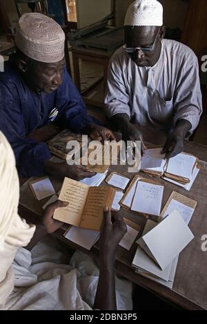 Afrique /MALI/Tombouctou/ Ahmed-Baba-Institute les manuscrits qui sont vérifiés . Banque D'Images