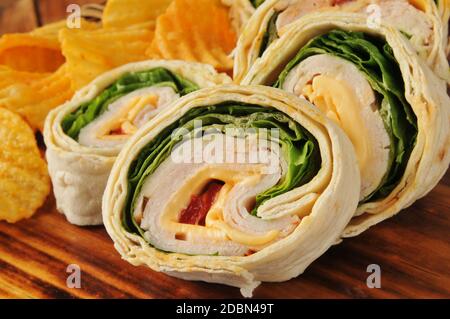 Sandwich au poulet en tranches avec croustilles tortilla au fromage cheddar Banque D'Images