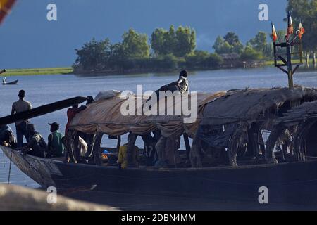 Pirogue sur le fleuve Niger près de Tombouctou. Mali, Afrique de l'Ouest Banque D'Images