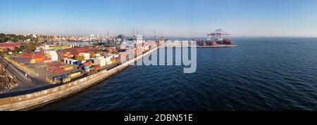 Odessa, Ukraine: Terminal de conteneurs de port le long de la mer vue panoramique Banque D'Images