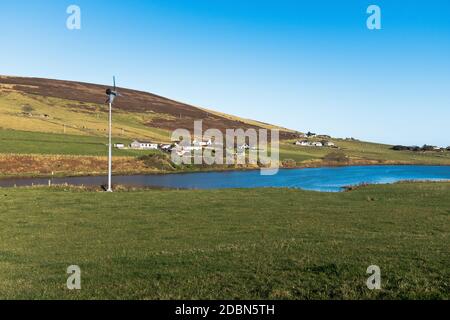 dh Finstown FIRTH ORKNEY les îles écossaises maisons rurales petit vent turbine house uk power scotland énergie éolienne Banque D'Images