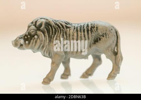 Un warthog comme figure de jeu, date de l'époque de la RDA Banque D'Images