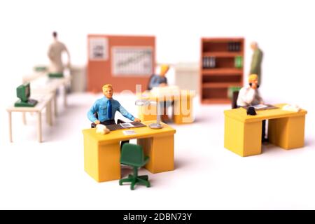 Équipe de personnes d'affaires miniatures au bureau. Gros plan sur le concept d'entreprise de personnes minuscules. Service de terrain peu profond Banque D'Images