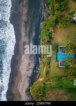 Vue aérienne de la piscine et de la plage, Balian, Bali, Indonésie Banque D'Images