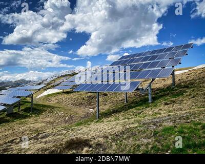 Panneau solaire Alpes européennes, paysage de haute altitude avec énergie alternative Banque D'Images