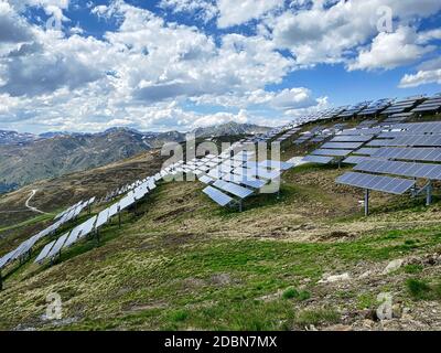 Panneau solaire Alpes européennes, paysage de haute altitude avec énergie alternative Banque D'Images